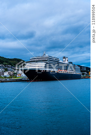 長崎港客船入港(Westerdam)水辺の森公園からの夕景【長崎市】 長崎港客船入港(Westerdam)水辺の森公園からの夕景【長崎市】 118999504