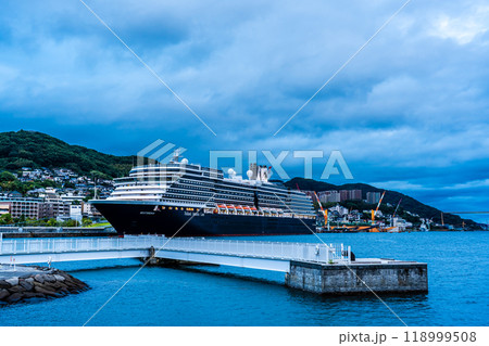 長崎港客船入港（Westerdam）水辺の森公園からの夕景【長崎市】 118999508