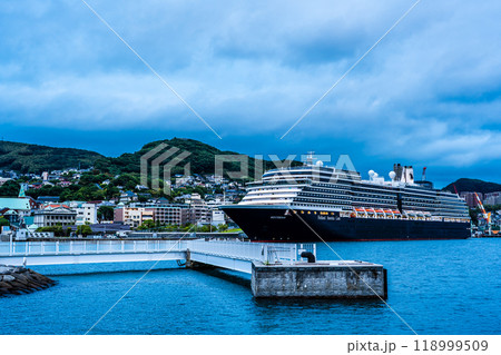 長崎港客船入港（Westerdam）水辺の森公園からの夕景【長崎市】 118999509