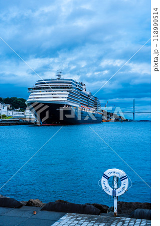 長崎港客船入港(Westerdam)水辺の森公園からの夕景【長崎市】 長崎港客船入港(Westerdam)水辺の森公園からの夕景【長崎市】 118999514