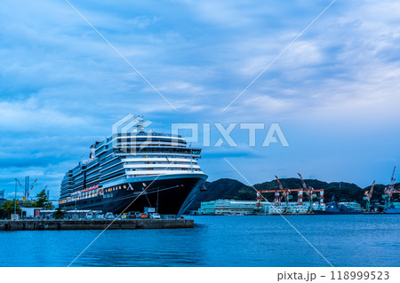 長崎港客船入港(Westerdam)水辺の森公園からの夕景【長崎市】 長崎港客船入港(Westerdam)水辺の森公園からの夕景【長崎市】 118999523