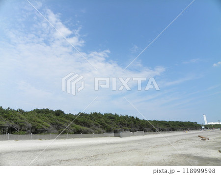 稲毛海岸で見る青い空と白い雲 稲毛海岸で見る青い空と白い雲 118999598