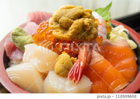 豪華な海鮮丼のクローズアップイメージ 北海道小樽市 118999608