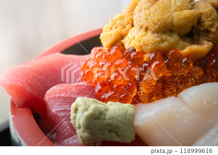 豪華な海鮮丼のクローズアップイメージ 北海道小樽市 豪華な海鮮丼のクローズアップイメージ 北海道小樽市 118999616