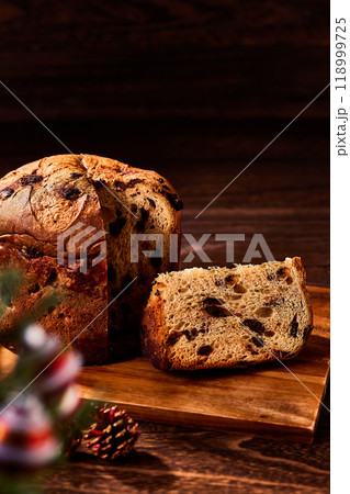 クリスマスのお菓子パネトーネ、イタリアの伝統的なドライフルーツが入った発酵菓子パン 118999725