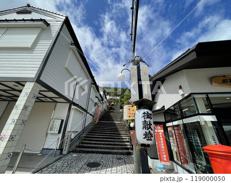 和歌山県　熊野那智大社へ向かう那智山表参道 119000050