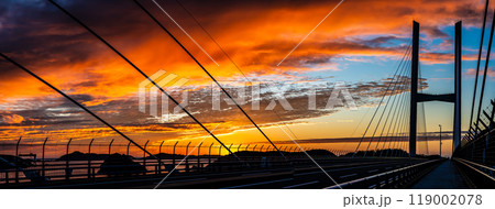 女神大橋と真っ赤に染まった夕焼け　パノラマ　【長崎市】 119002078