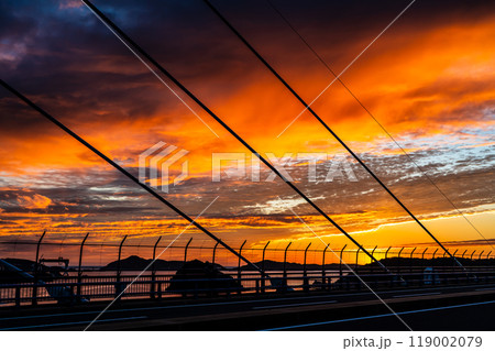 女神大橋と真っ赤に染まった夕焼け　【長崎市】 119002079