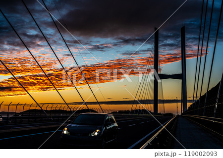女神大橋と真っ赤に染まった夕焼け 【長崎市】 女神大橋と真っ赤に染まった夕焼け 【長崎市】 119002093