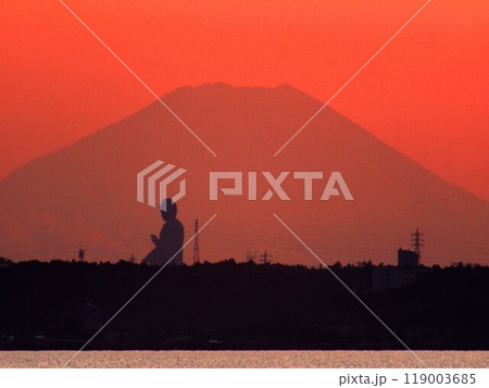 霞ヶ浦の夕景、富士山と牛久大仏 霞ヶ浦の夕景、富士山と牛久大仏 119003685
