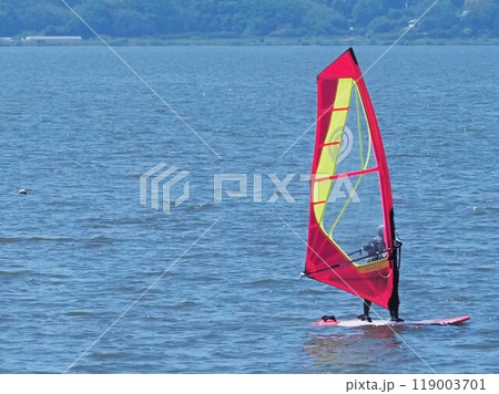 霞ヶ浦湖上を進むウインドサーフィン 119003701