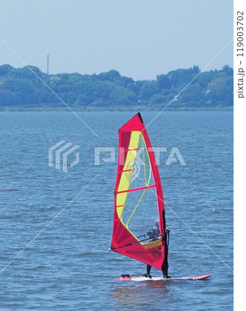 霞ヶ浦湖上を進むウインドサーフィン 119003702