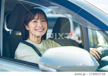 車を運転中の女性 ドライブに行く女性 車を運転中の女性 ドライブに行く女性 119003716