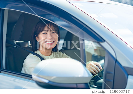 車を運転中の女性 ドライブに行く女性 車を運転中の女性 ドライブに行く女性 119003717