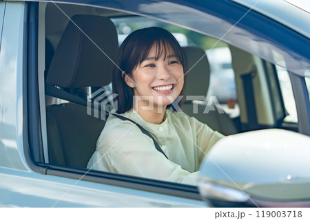 車を運転中の女性　ドライブに行く女性 119003718