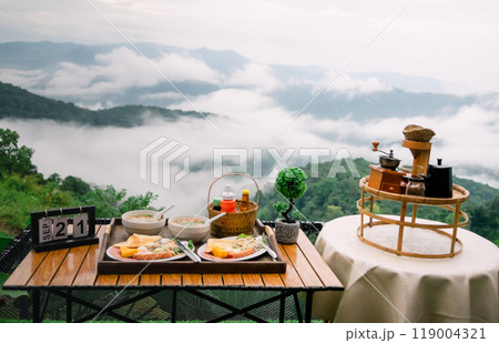 Drip coffee and breakfast, relax with a view of fog and mountains. 119004321