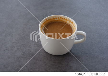 エスプレッソと牛乳を混ぜたカフェ・ラッテを飲みながらリラックスしているイメージ 119004383