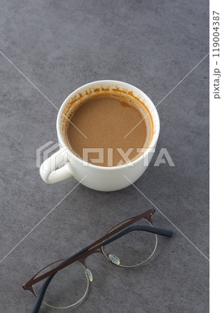 エスプレッソと牛乳を混ぜたカフェ・ラッテを飲みながらリラックスしているイメージ 119004387