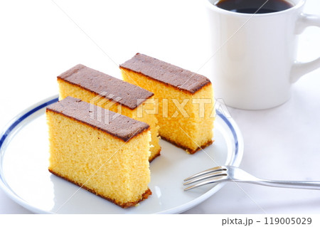 ポルトガルに由来する和菓子のカステラと、香りのよい淹れたてのコーヒーで、幸せな時間 ポルトガルに由来する和菓子のカステラと、香りのよい淹れたてのコーヒーで、幸せな時間 119005029