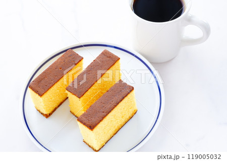 ポルトガルに由来する和菓子のカステラと、香りのよい淹れたてのコーヒーで、幸せな時間 119005032