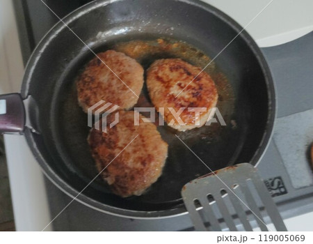 ハンバーグを作る make a hamburger ハンバーグを作る make a hamburger 119005069