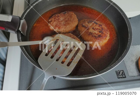 ハンバーグを作る　make a hamburger 119005070