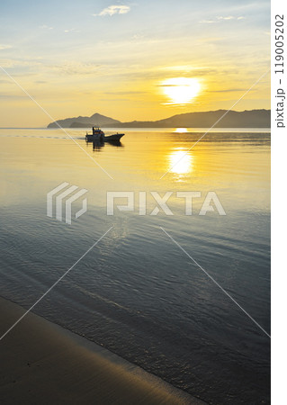 夏の天橋立から朝凪の海に登る日の出を臨む 夏の天橋立から朝凪の海に登る日の出を臨む 119005202