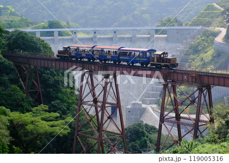 熊本県　阿蘇立野ダムを見ながら渓谷を渡る南阿蘇鉄道のトロッコ列車 119005316
