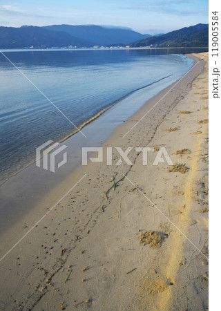 夏の朝凪の海と朝日に照らされる天橋立の砂浜 119005584