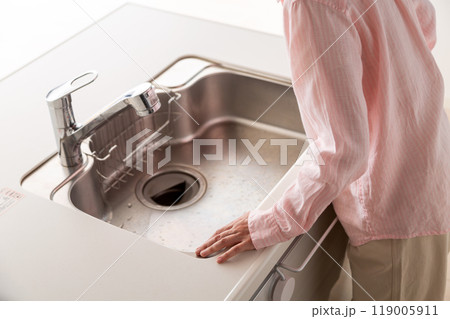 賃貸マンションのキッチンを内覧するシニア女性 119005911