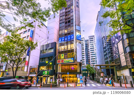 日本の東京都市景観　緑に映える宮益坂や宮益御嶽神社などを望む 119006080