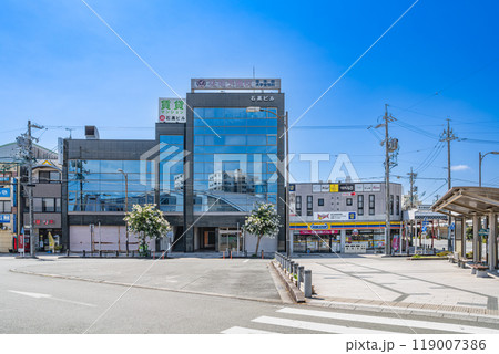 JR豊川駅と名鉄豊川線豊川駅の周辺の街並み(愛知県) 119007386