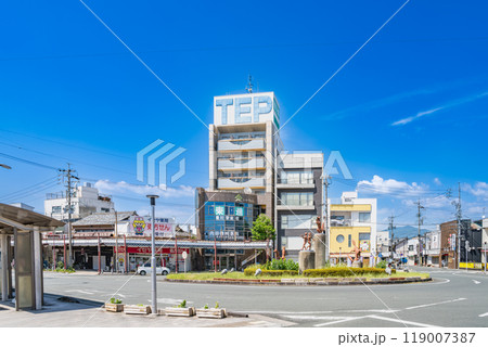 JR豊川駅と名鉄豊川線豊川駅の周辺の街並み(愛知県) 119007387