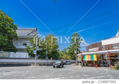 豊川稲荷周辺にある豊川稲荷表参道の青空が広がる街並み(愛知県) 119007391