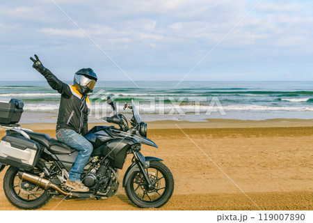 海辺を走るオートバイ 海辺を走るオートバイ 119007890