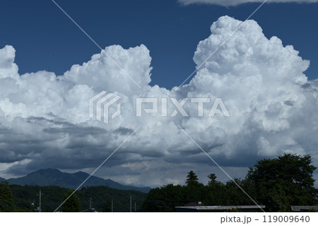 北杜市白州町、夏の空に高く入道雲湧く 北杜市白州町、夏の空に高く入道雲湧く 119009640
