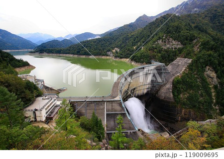 高度成長期の日本を立山の山中から下支えした… アーチ式の景観と観光放水が大迫力の『黒部ダム』 119009695