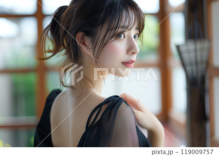 黒ワンピで魅せる背中美人のシルエット 119009757