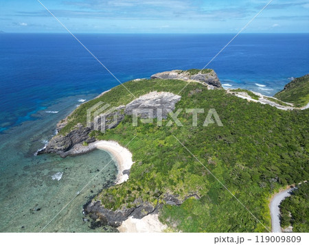 沖縄県座間味島の神の浜展望台から海岸線の空撮 沖縄県座間味島の神の浜展望台から海岸線の空撮 119009809