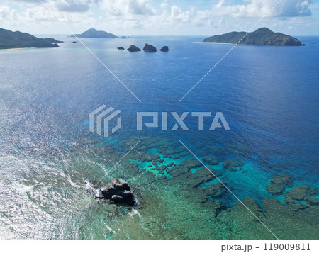 沖縄県座間味島の神の浜展望台の上空から空撮 沖縄県座間味島の神の浜展望台の上空から空撮 119009811
