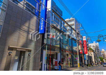 東京　目黒区　自由が丘の街並み（すずかけ通り） 119010009