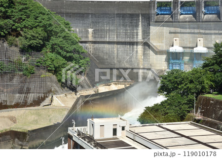 虹がかかる放流中の天ヶ瀬ダム 京都府宇治市 虹がかかる放流中の天ヶ瀬ダム 京都府宇治市 119010178