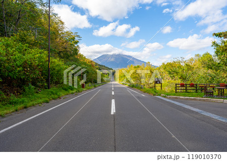 北海道の道路の風景　羊蹄山方面 119010370