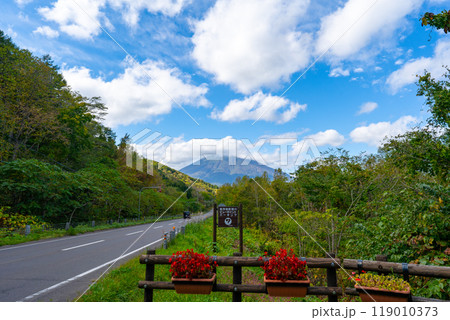 北海道の道路の風景 羊蹄山方面 北海道の道路の風景 羊蹄山方面 119010373