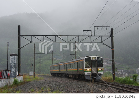 飯田線 普通列車213系 佐久間駅到着 飯田線 普通列車213系 佐久間駅到着 119010848