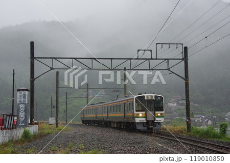 飯田線 普通列車213系 佐久間駅到着 119010850