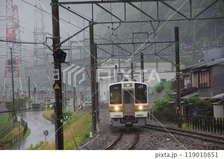 飯田線 普通列車213系 佐久間駅到着 119010851