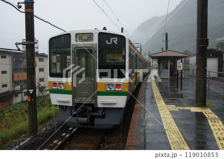 飯田線 普通列車213系 佐久間駅停車中 飯田線 普通列車213系 佐久間駅停車中 119010853