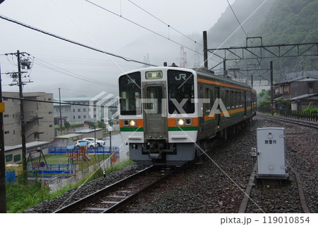 飯田線 普通列車213系 佐久間駅到着 119010854