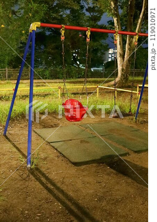 深夜の公園、無人の遊具 深夜の公園、無人の遊具 119010971